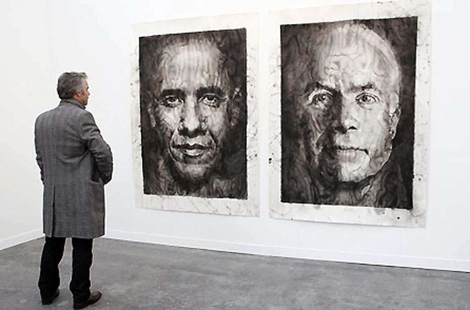 Yan Pei-Ming, Pei-Ming retrata a Obama con un aire introspectivo, casi vulnerable, utilizando trazos rápidos y salpicaduras de pintura que reflejan la urgencia y la tremenda carga histórica del momento político.