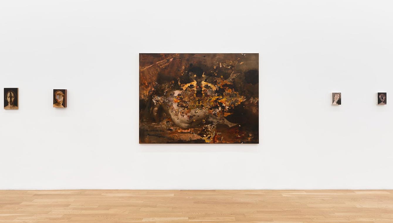 exposicion nicola Samori , en la que aparece un cuadro del pintor en la pared de un Museo.