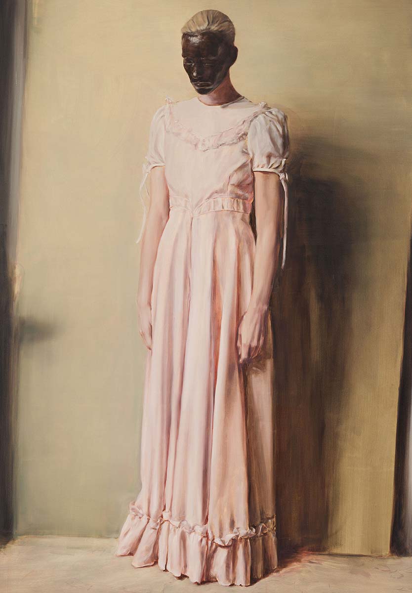 El ángel (The Angel) (2013) Es su obra más monumental, icónica y sobrecogedora. Muestra a una mujer de porte aristocrático, vestida con un traje rosa pálido de satén, vista de perfil y con la cabeza inclinada hacia el suelo.