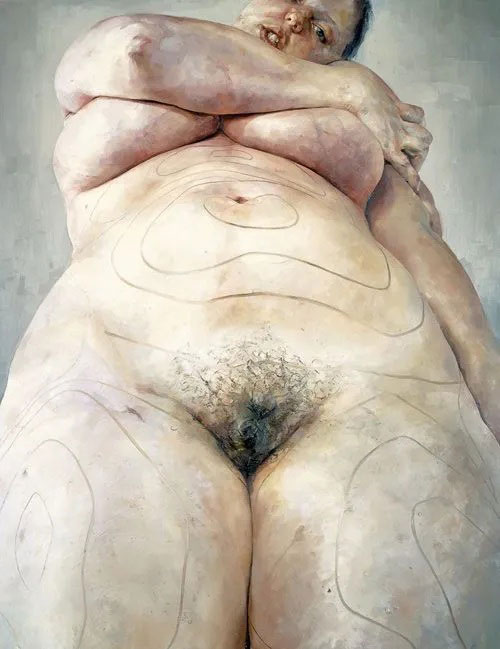 Un imponente lienzo en el que la artista se autorretrata vista desde un ángulo cenital inferior, imitando la perspectiva distorsionada de una cámara de seguridad. El cuerpo aparece marcado con líneas concéntricas de rotulador que simulan los planos topográficos que dibuja un cirujano plástico antes de una liposucción.