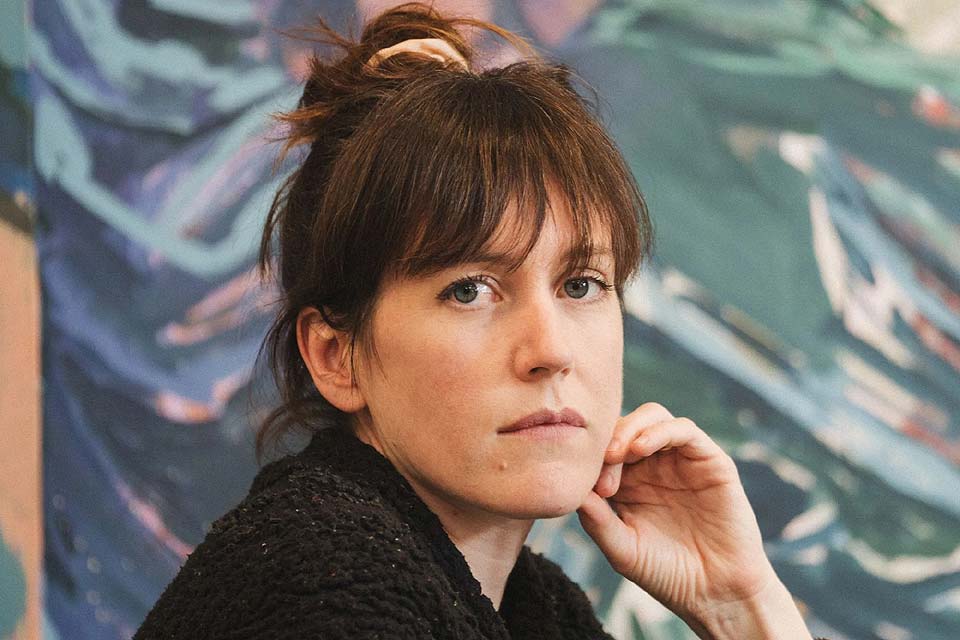 Primer plano de la pintora francesa contemporánea Claire Tabouret (1981)